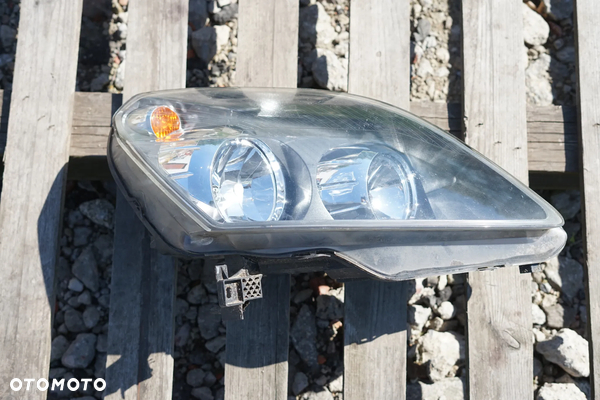 Lampa przód przednia prawa Opel Zafira II B Anglik