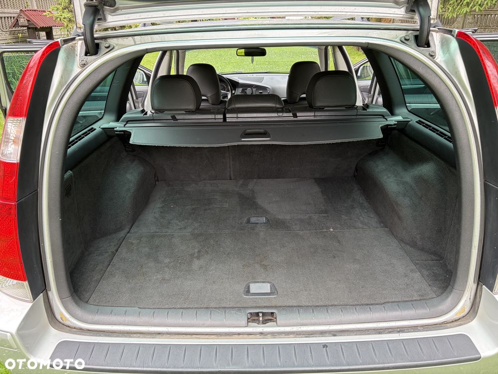 Volvo V70 2.4 Momentum - 24