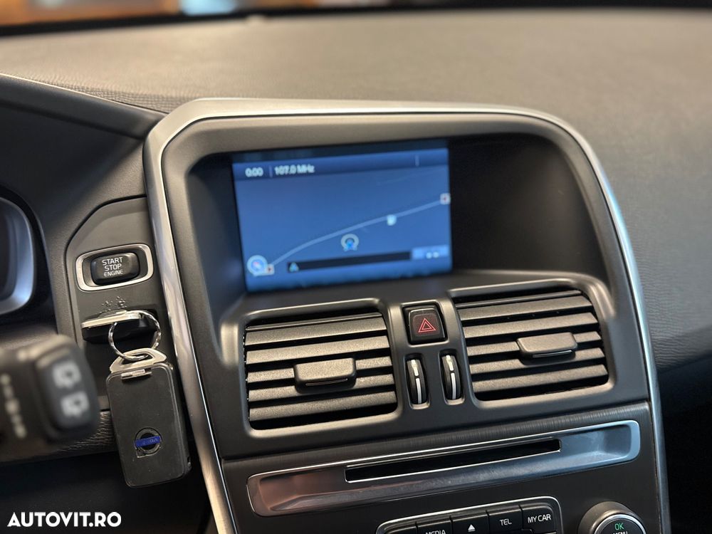 Volvo XC 60 D4 AWD Geartronic Momentum - 24
