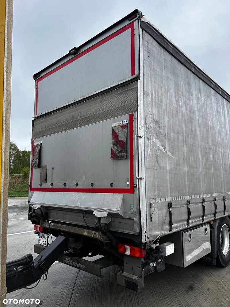 Mercedes-Benz 1832 - 5