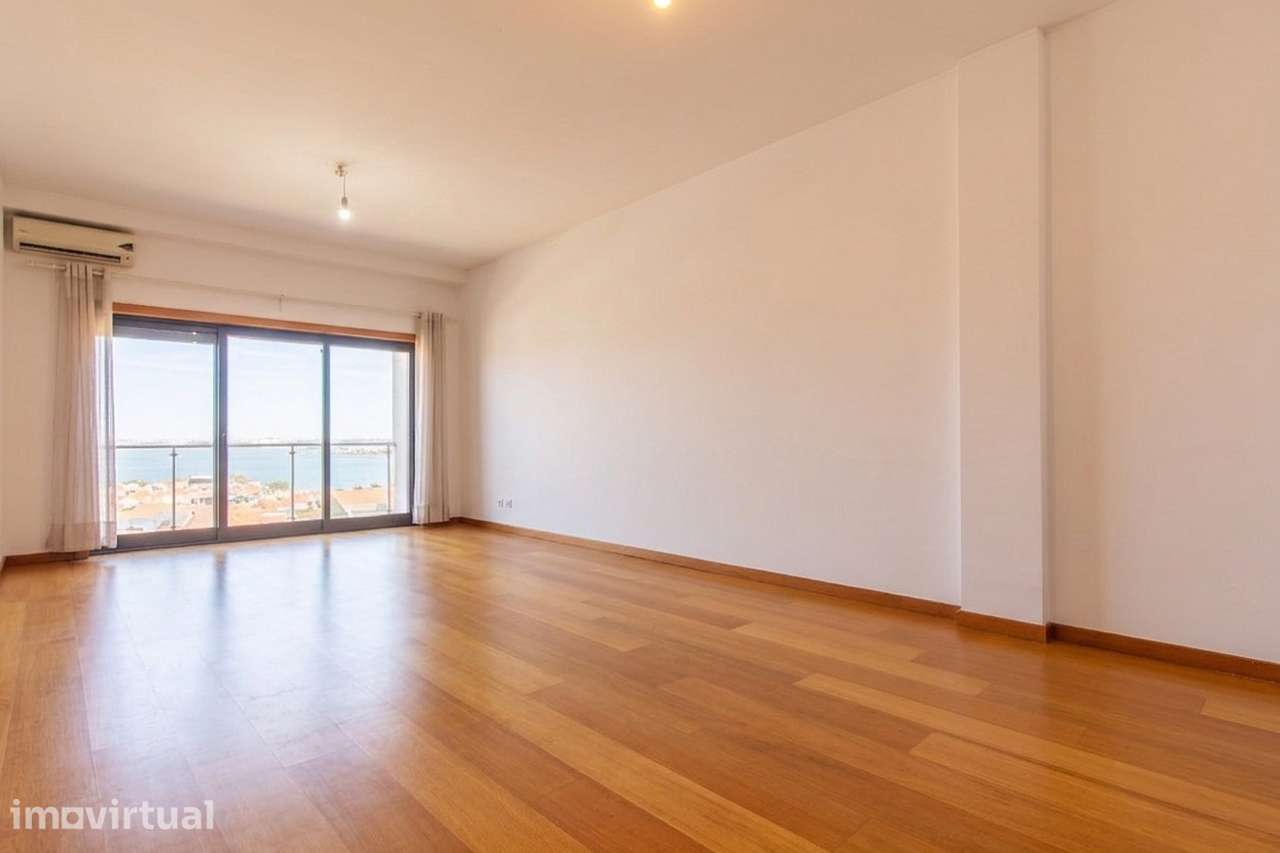 Lavradio -Apartamento T3 com varandas, lugar de parqueamento, elevador - Grande imagem: 2/25