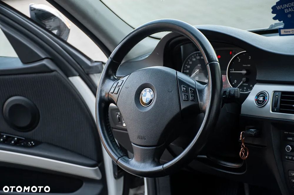 BMW Seria 3 318d Sport Line - 12