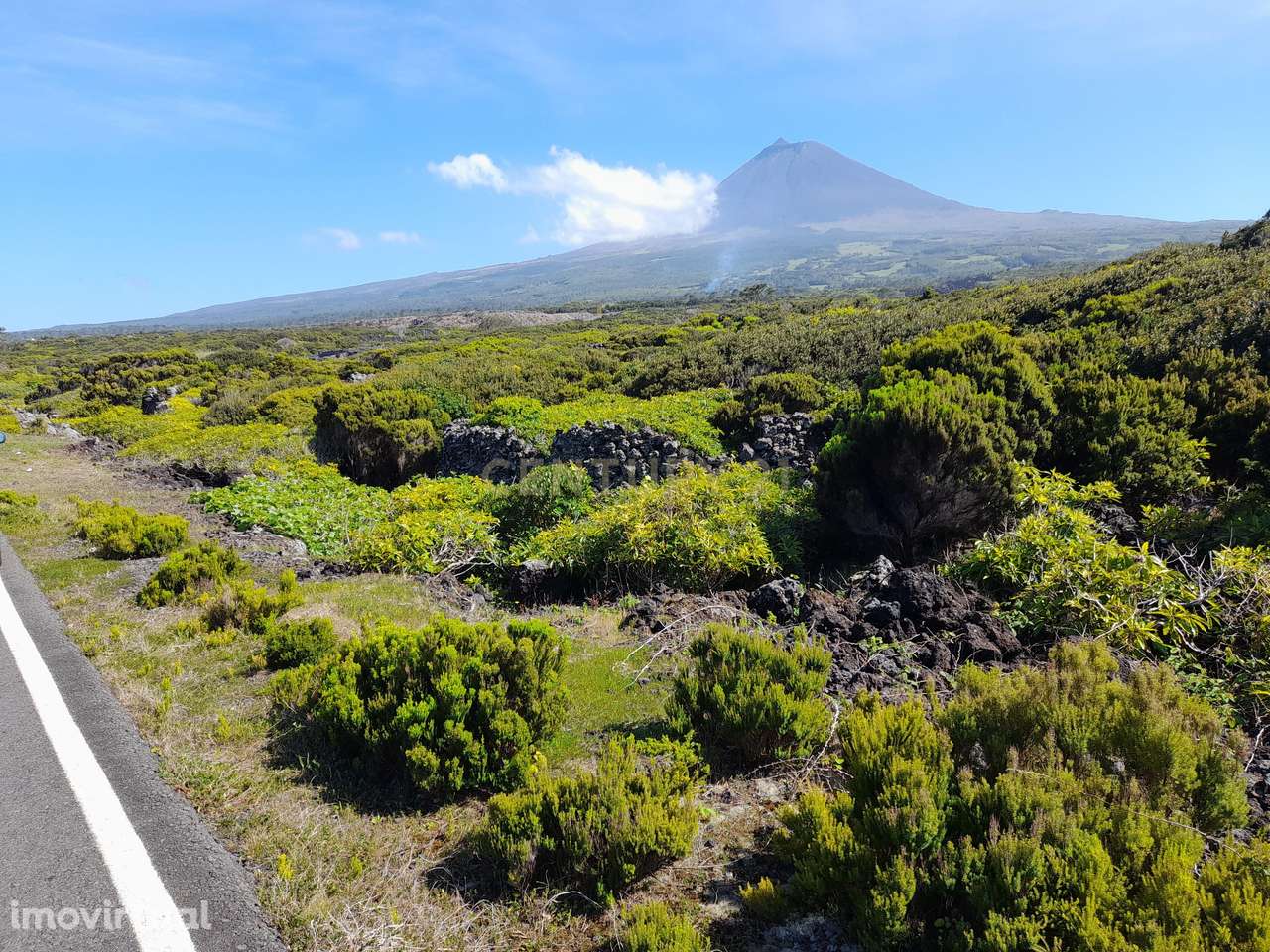 Terreno rústico com vista mar e montanha - Grande imagem: 2/6