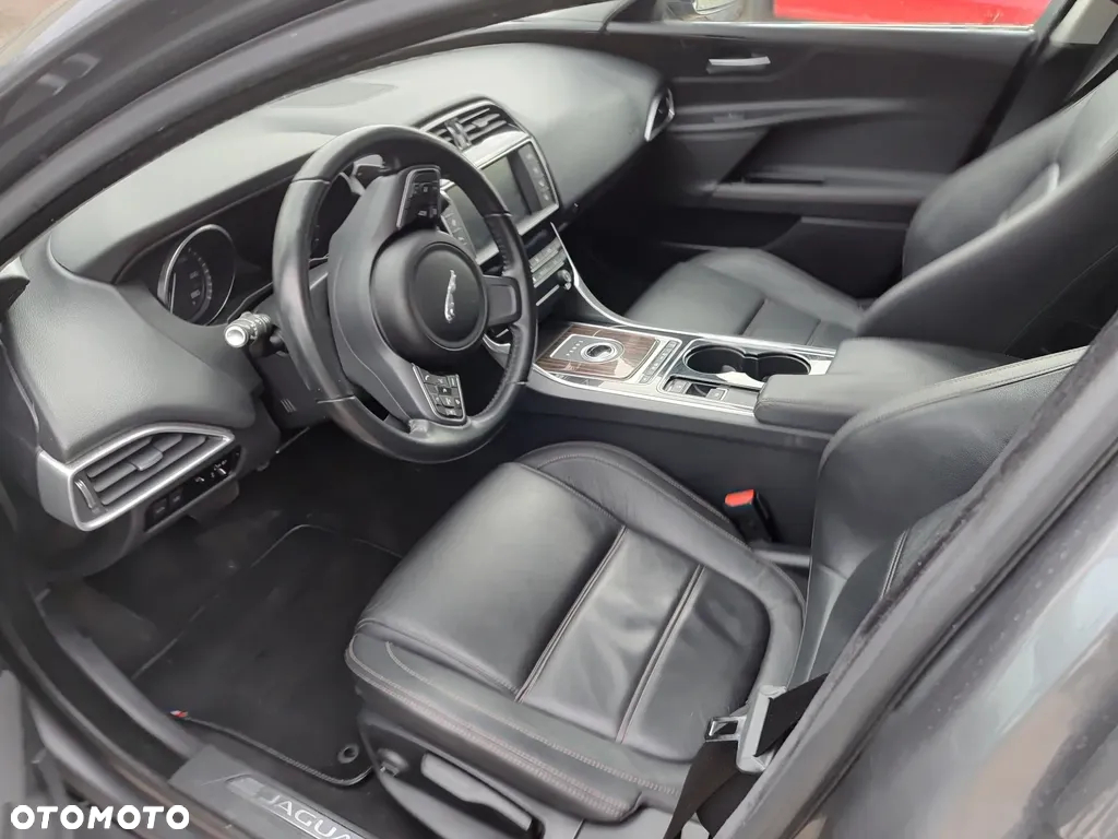 Jaguar XE 20d Prestige - 12