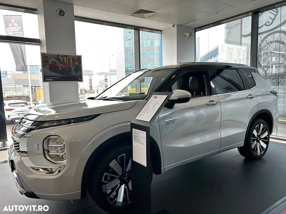 Mitsubishi Outlander 2.4 L 4X4 PHEV Instyle Ultimate - 2