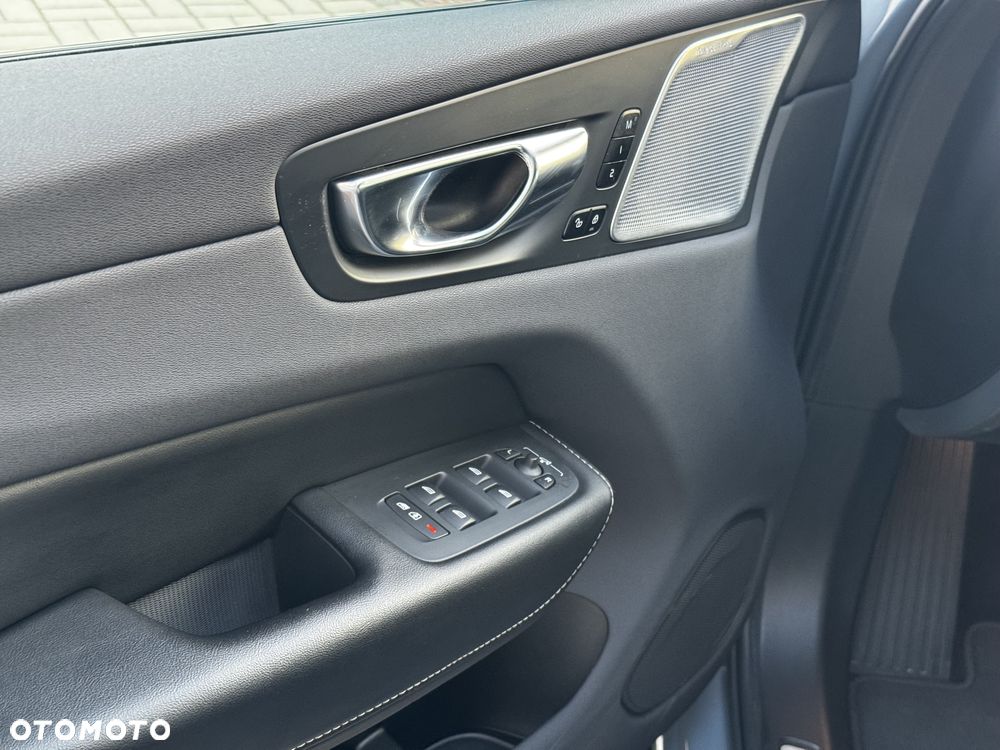 Volvo XC 60 T5 AWD R-Design - 28