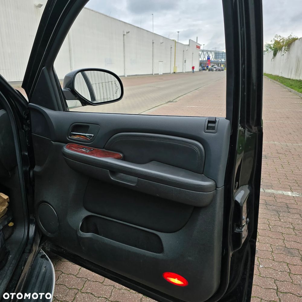 Cadillac Escalade - 24