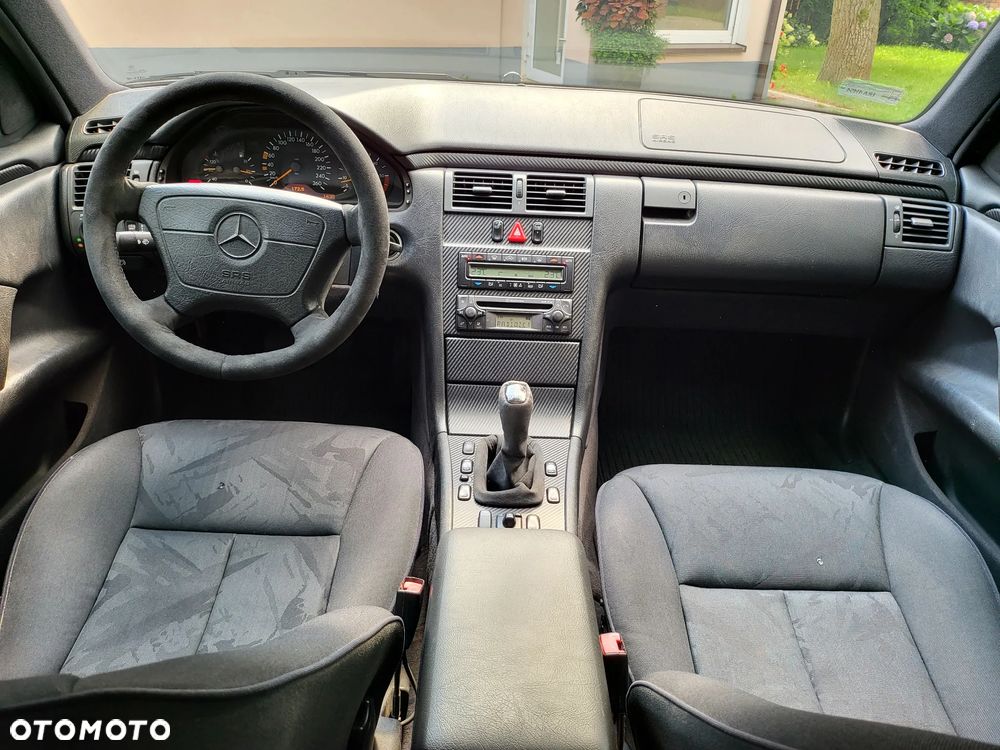 Mercedes-Benz Klasa E 250 TD Elegance - 17