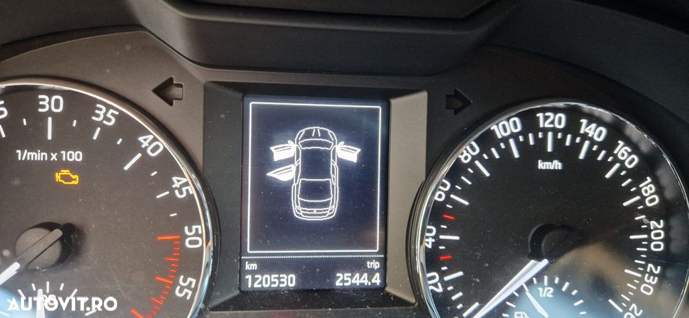 Skoda Octavia 1.6 TDI AMBITION - 8