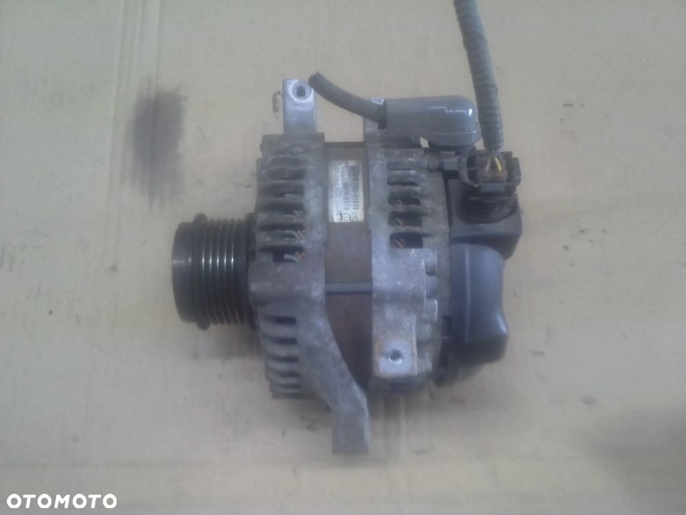 Toyota Yaris II 1.3 VVT-i alternator Denso 27060-0Y040  104210-2310 - 1