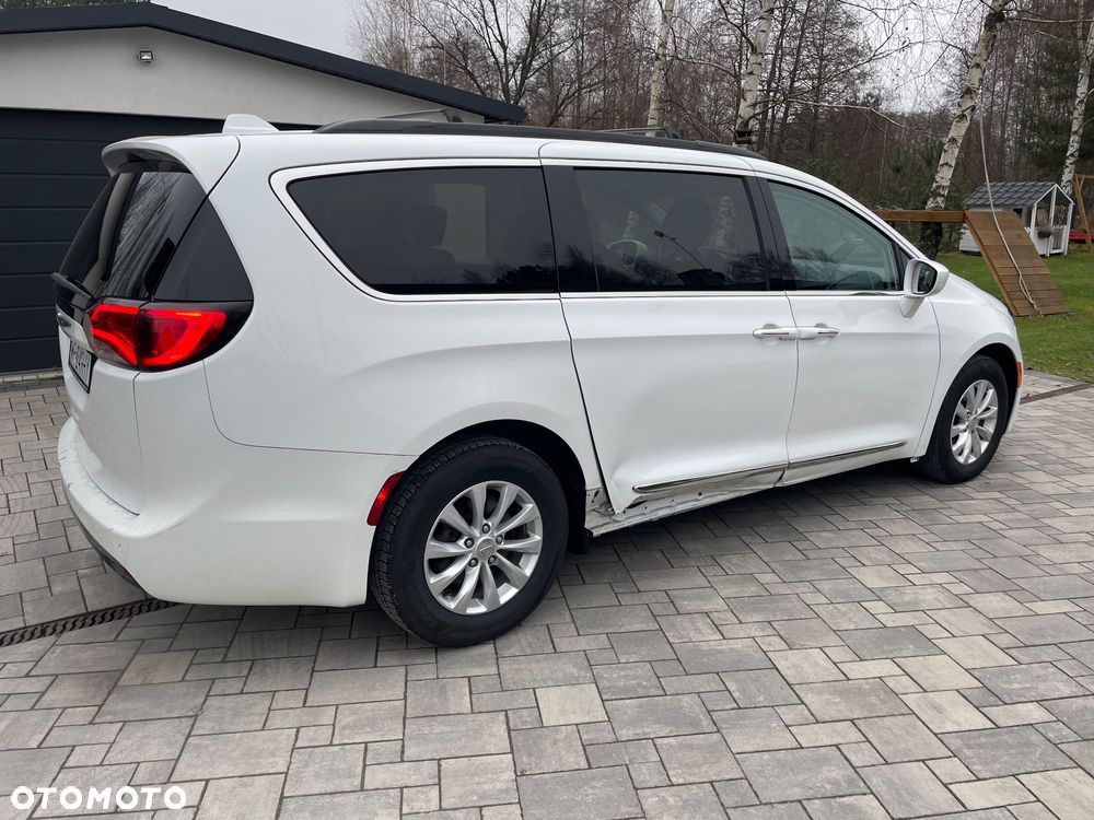 Chrysler Pacifica - 8