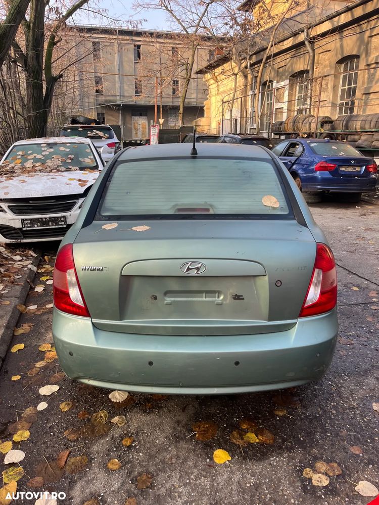 Dezmembrez Hyundai Accent 3 verde benzina 2007 - 8