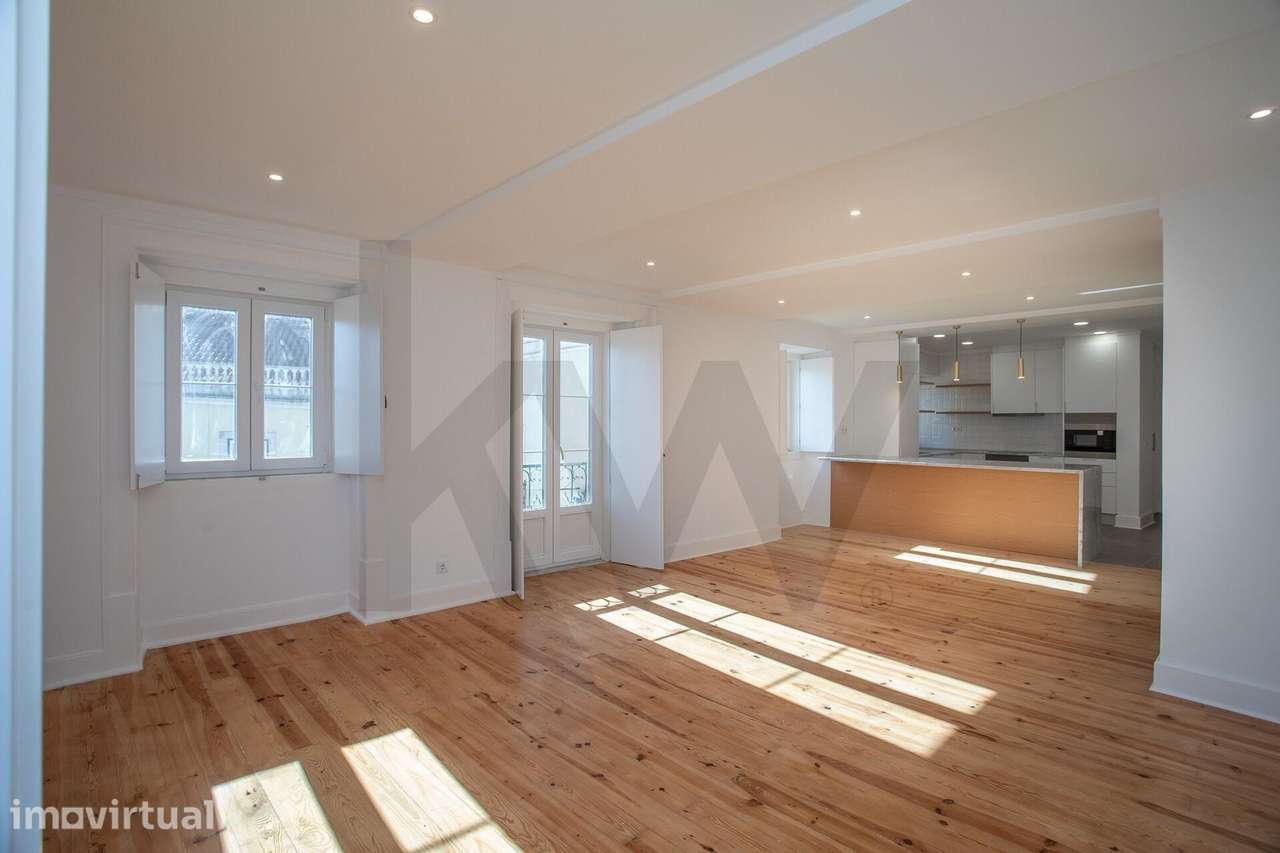 Apartamento T3 Remodelado com Vista Desafogada em Alfama – 150m2 de Ch - Grande imagem: 2/46