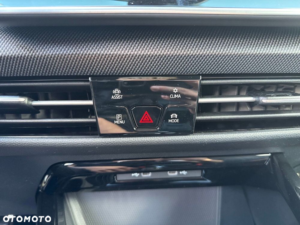 Volkswagen Golf 1.5 eTSI mHEV R-Line Plus DSG - 32