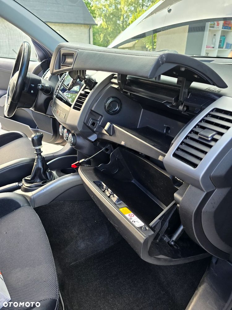 Mitsubishi Outlander - 19