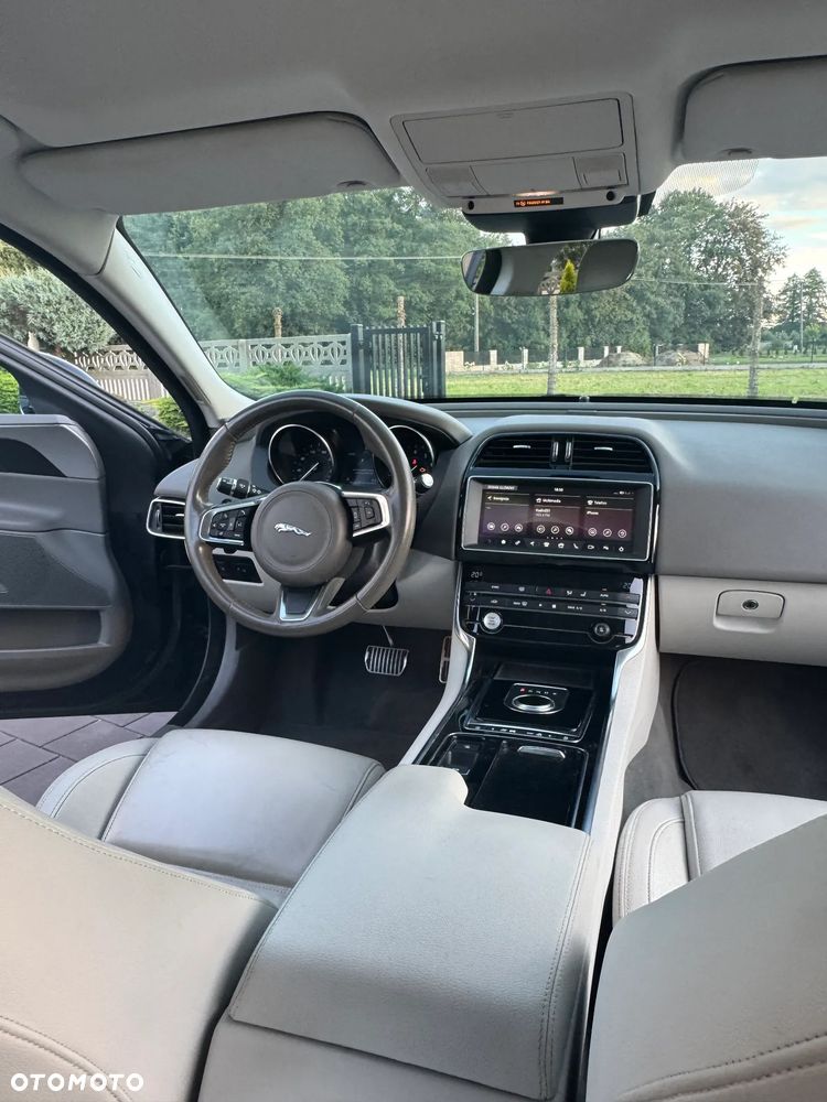 Jaguar XE 2.0 T Prestige - 10