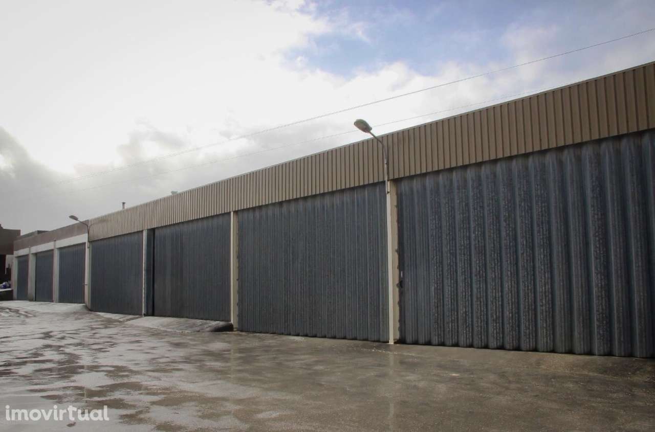 Armazéns desde 40m2 a 240m2 com acesso fácil em Sintra - Grande imagem: 2/3