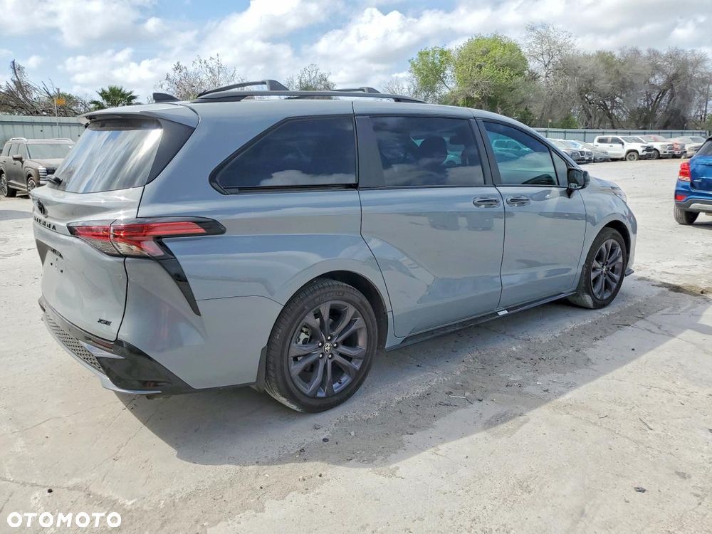 Toyota Sienna - 4
