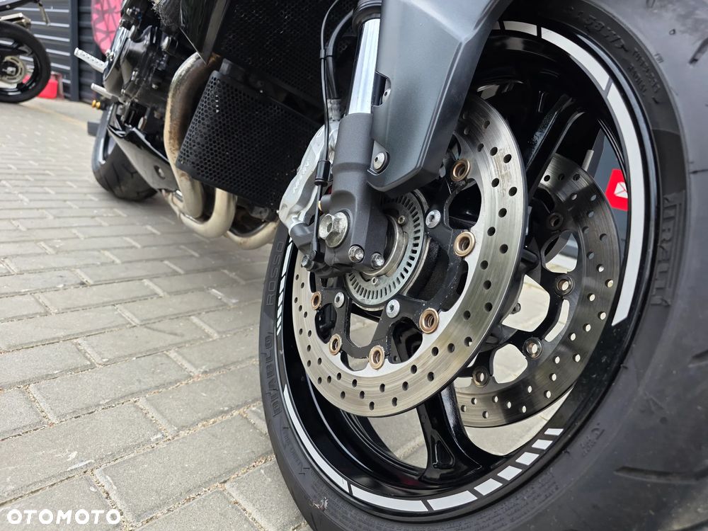 Suzuki GSX - 24