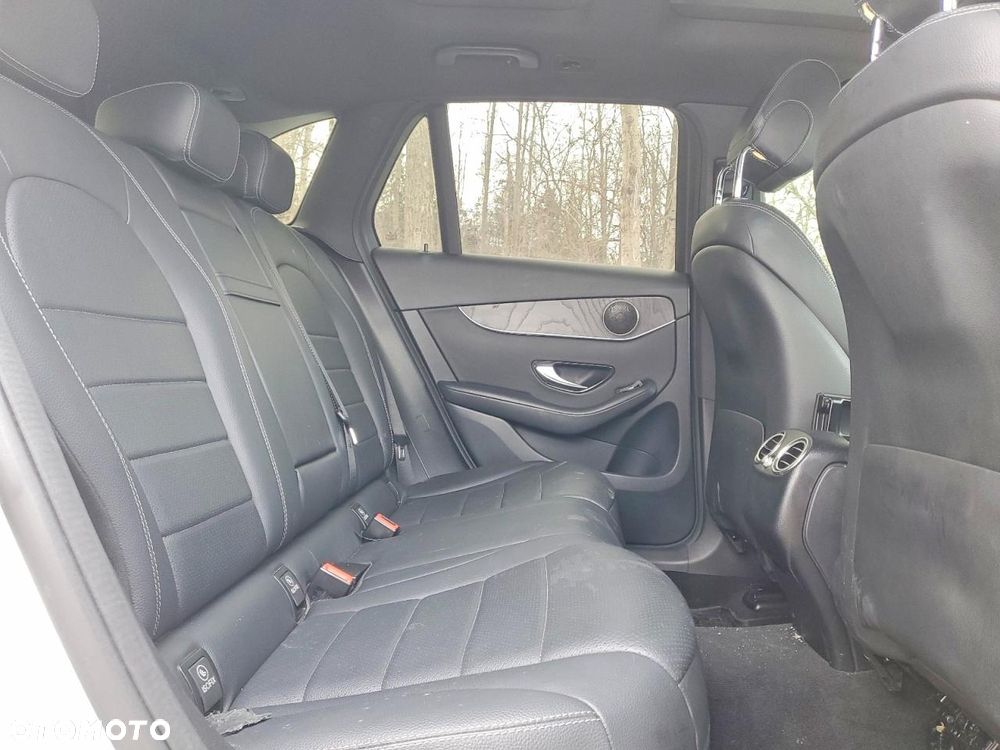 Mercedes-Benz GLC 300 4Matic 9G-TRONIC AMG Line - 11