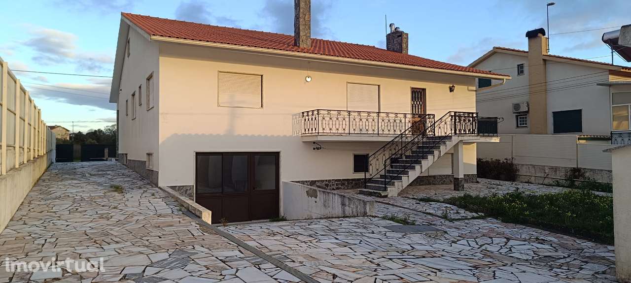 Moradia T6 com Cave, R/Chão e Sótão Aproveitado | A 3 km de Tomar - Grande imagem: 2/39