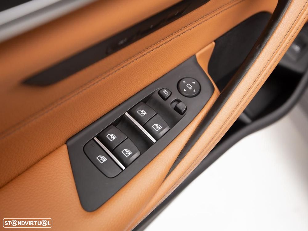 BMW 530 e Pack Desportivo M - 15