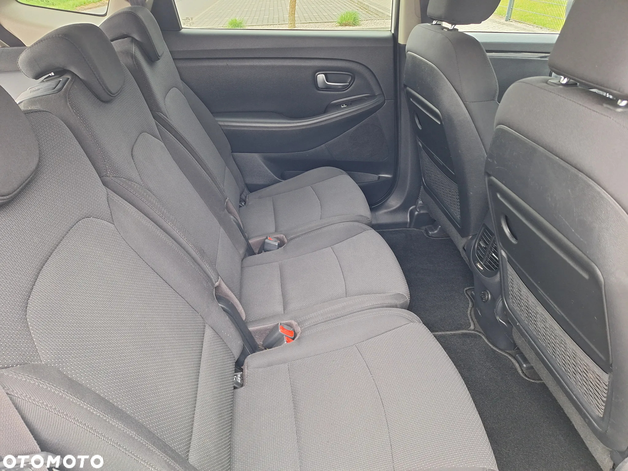 Kia Carens - 24