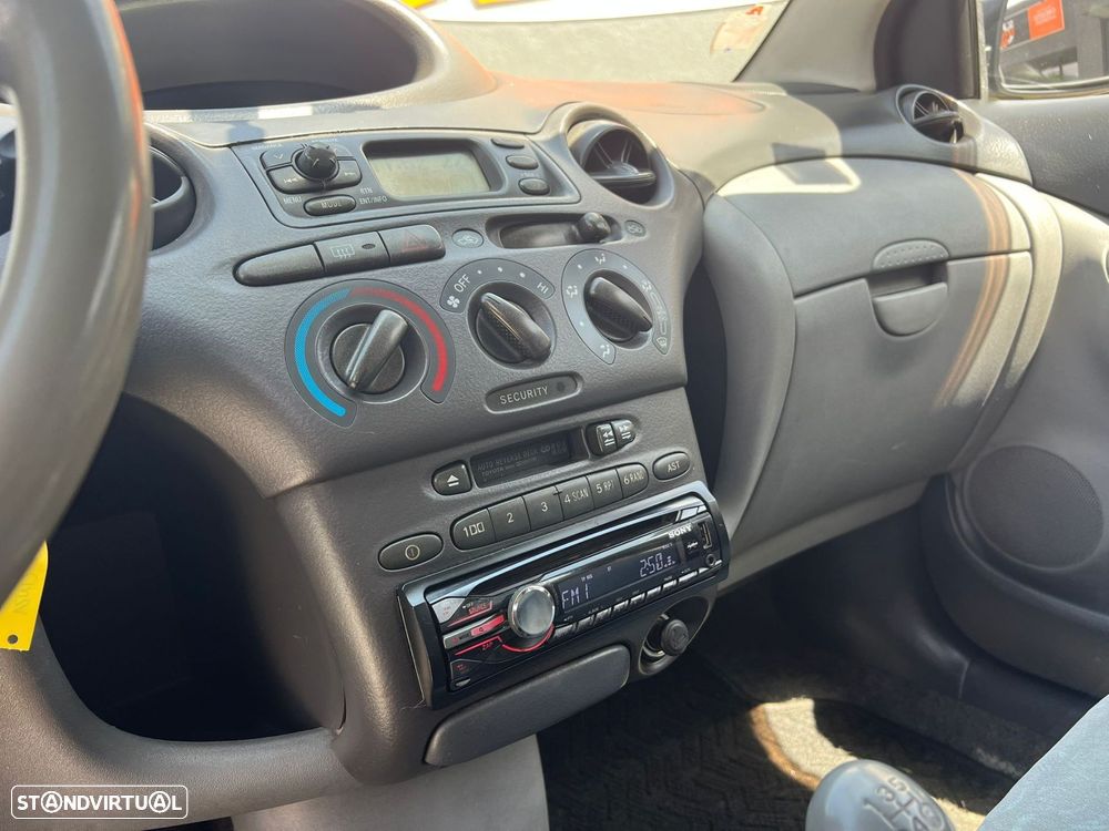 Toyota Yaris 1.0 Base C/Radio - 8