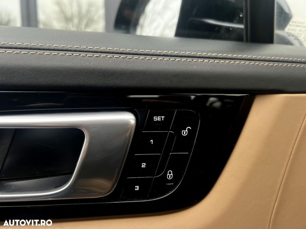 Porsche Cayenne Turbo - 16