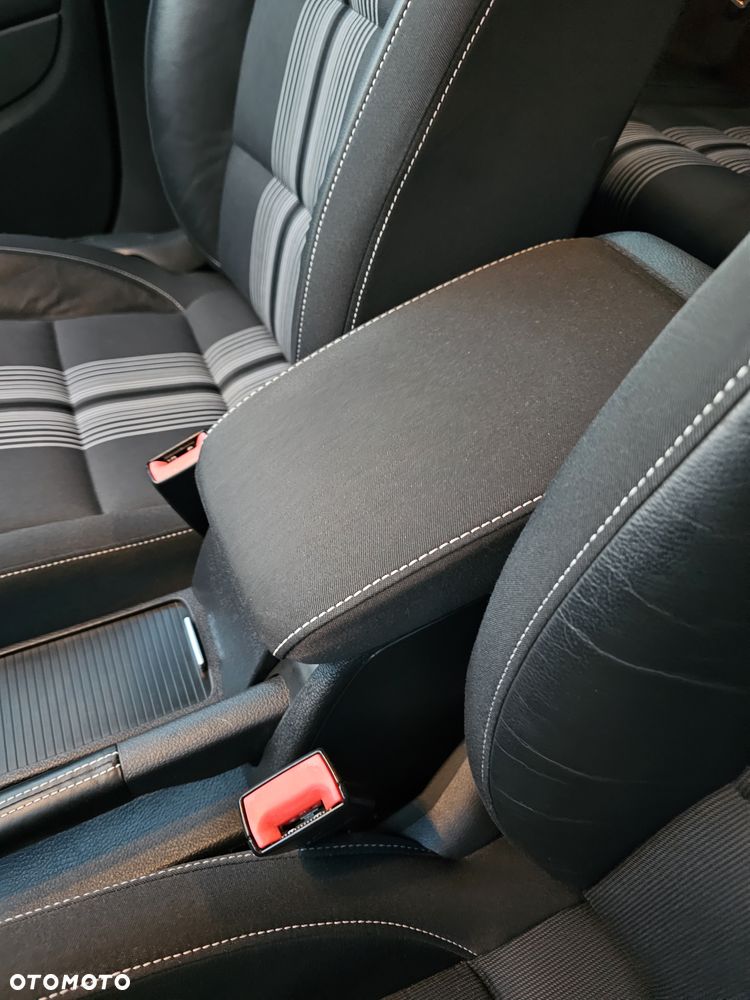 Volkswagen Golf 1.6 TDI DPF BlueMotion Technology MATCH - 23