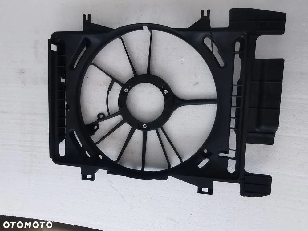 Toyota Yaris obudowa wentylatorów 16711-0N031 - 2