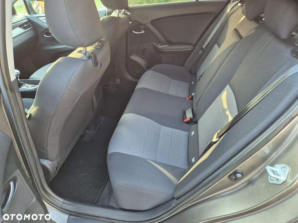 Toyota Avensis 1.6 Active - 14