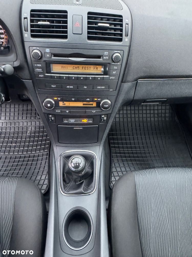 Toyota Avensis 1.6 Comfort - 24