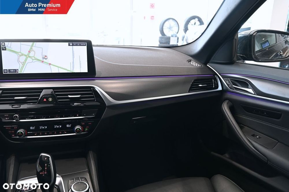 BMW Seria 5 540i xDrive mHEV - 17