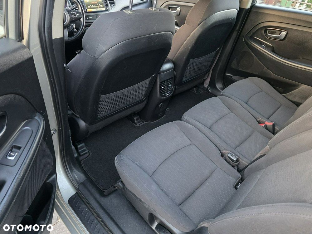 Kia Carens - 12