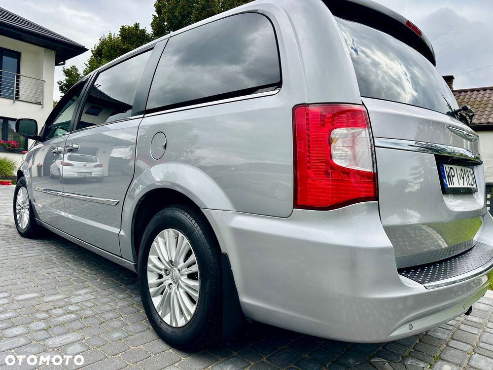 Chrysler Town & Country 3.6 Limited - 25