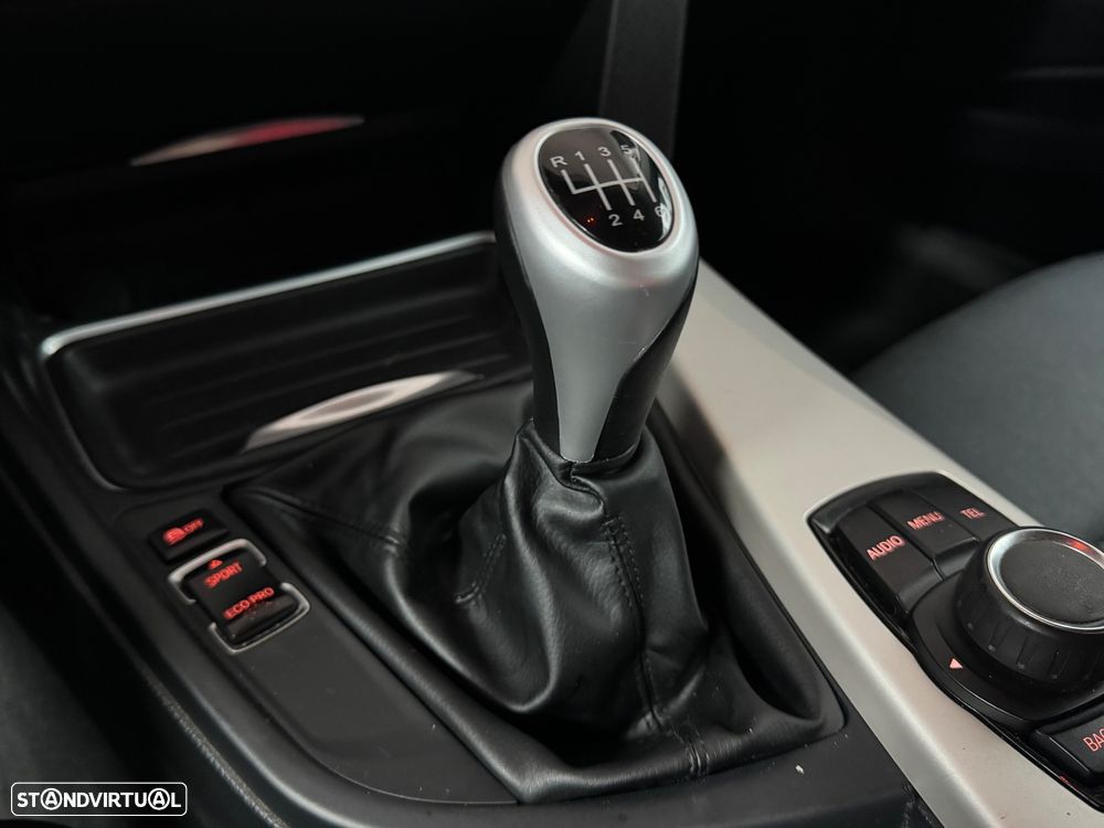 BMW 318 d Line Sport - 28