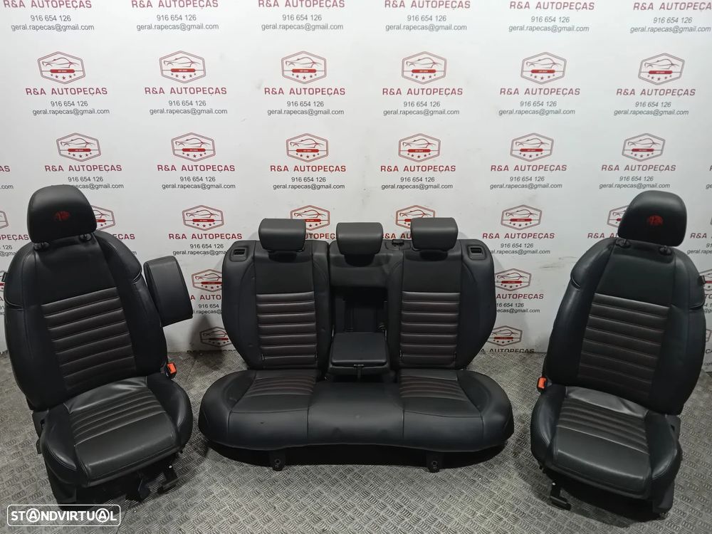 Conjunto de Bancos Alfa Romeo Giulietta em Pele com Costura Vermelha Original