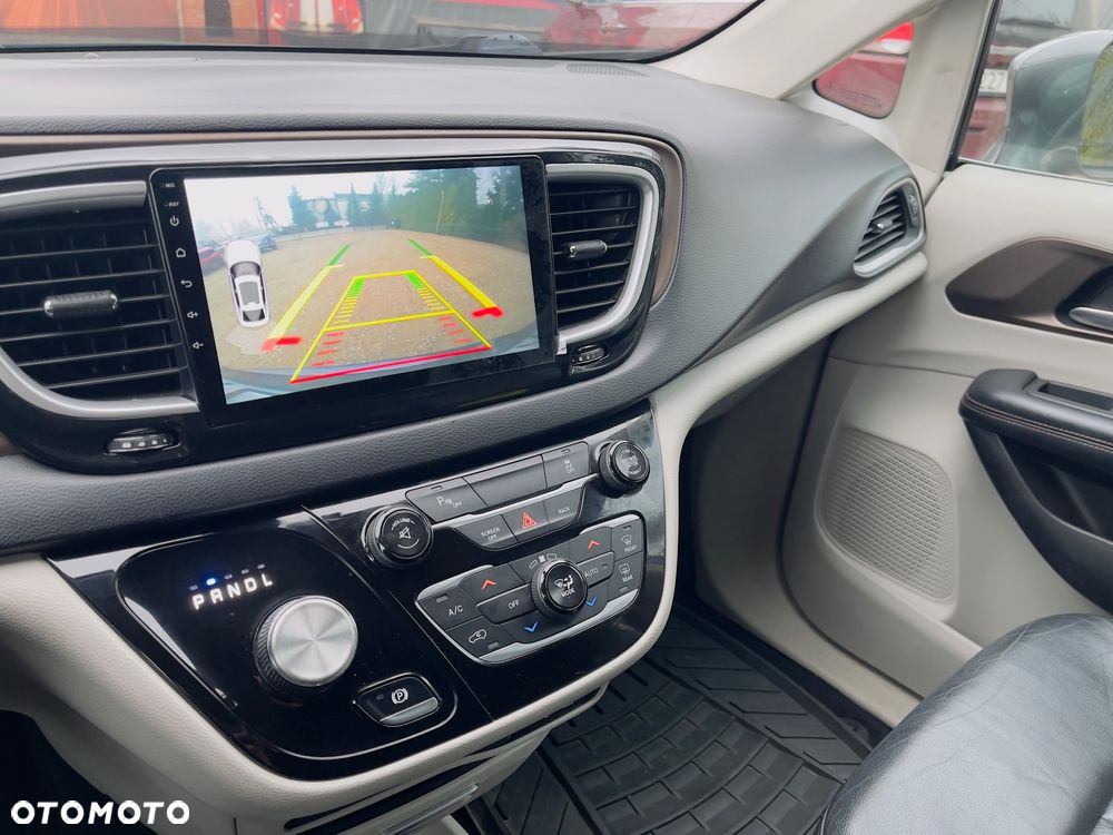 Chrysler Pacifica - 10