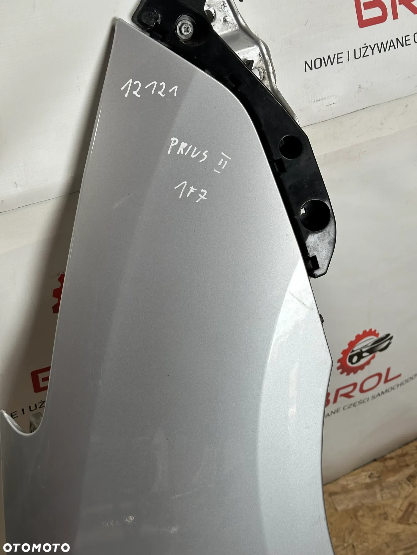 BŁOTNIK PRZEDNI PRAWY TOYOTA PRIUS II   1F7 - 2