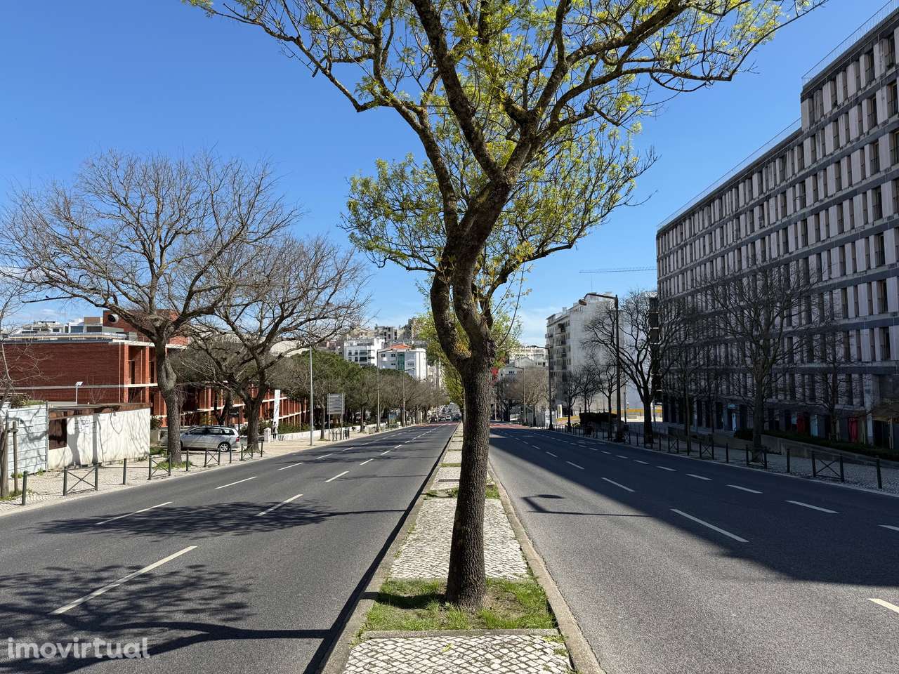 Apartamento T1 | 60 m² | Parqueamento | Avenida das Forças Armadas - Grande imagem: 2/9