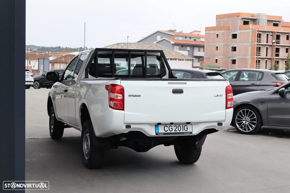 Mitsubishi L200 2.4 DI-D CD Invite 4WD - 5