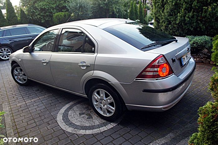 Ford Mondeo 1.8 Ghia - 11