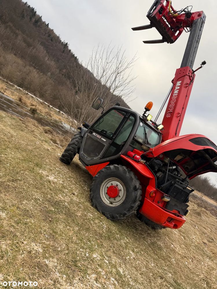 Manitou MLT523  Ładowarka teleskopowa 5m Wysięg 2,3 tony udzwig. Posuw wideł Hydrauliczny oraz rozsuwanie wideł hydr. Szybko-złącze hydrauliczne. 2x kamera PERKINS silnik TURBO  z Komuny Norweskiej! Jak Nowa 4287 mtg Zero luzów wycieków SERWISOWANA w  DEKRA.  Opony jak Nowe. Napęd 4x4 Hydrostatic REWERS - 12
