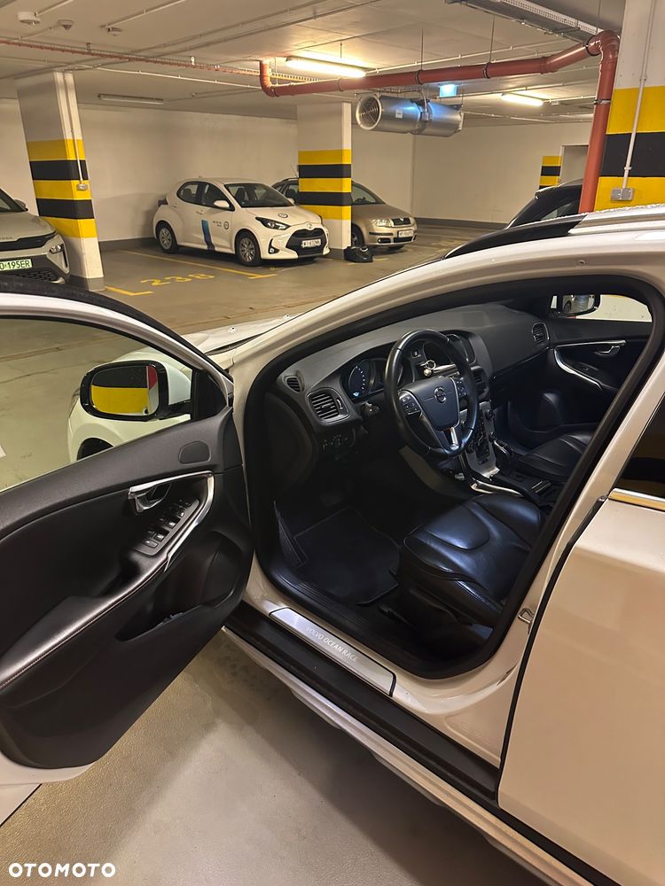 Volvo V40 Cross Country T3 Drive-E Ocean Race - 8