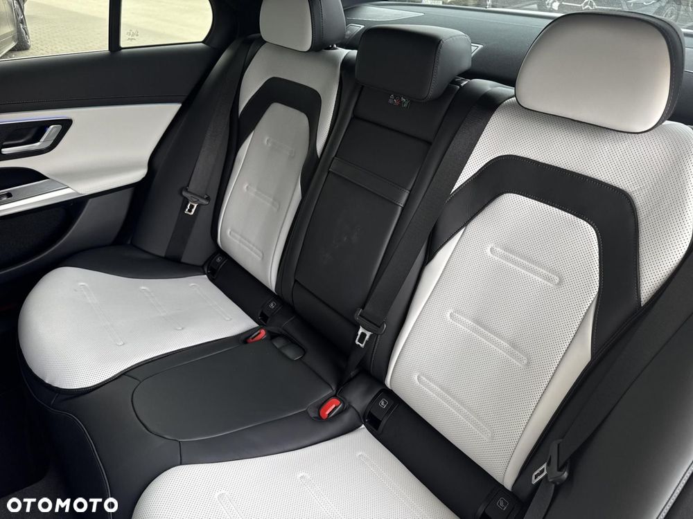 Mercedes-Benz Klasa E AMG 53 4Matic+ AMG SPEEDSHIFT TCT 9G - 18