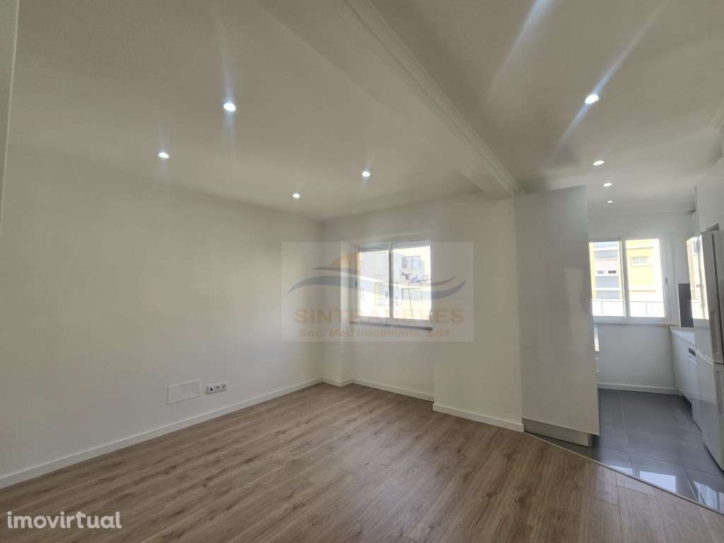 Fantástico T3 em Queluz com varanda e muito soalheiro totalmente re... - Grande imagem: 2/30