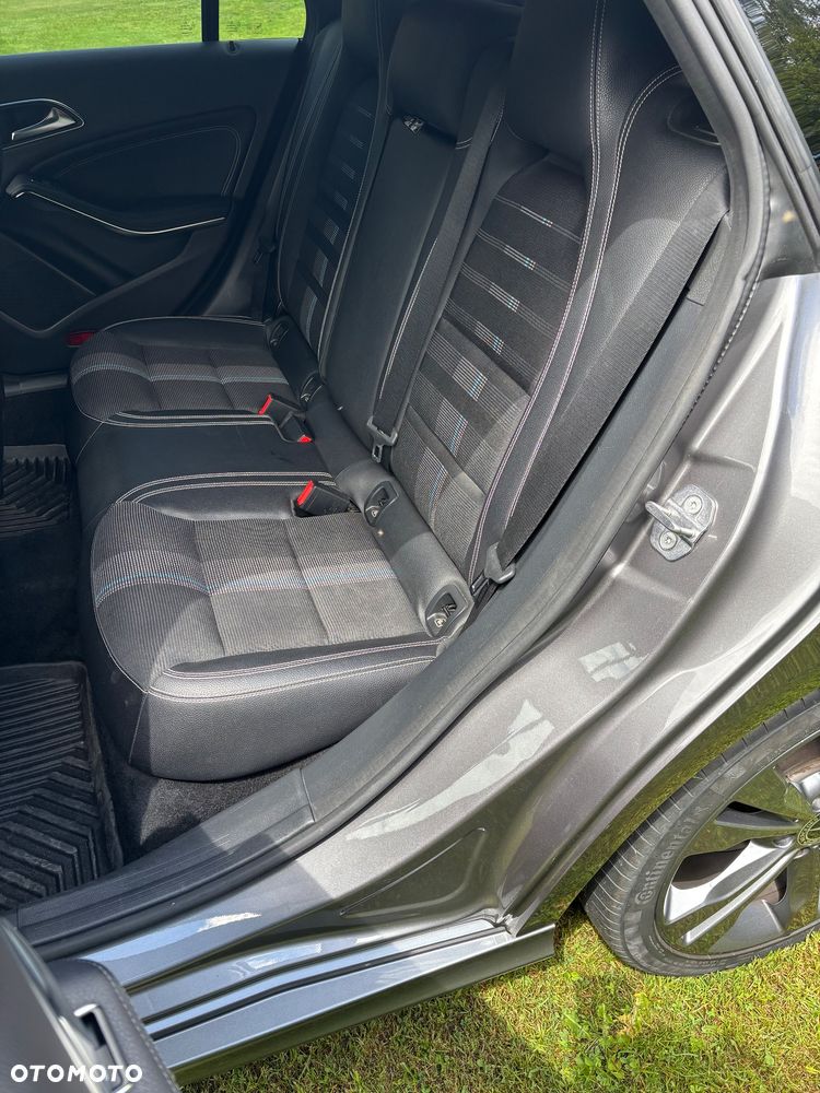 Mercedes-Benz CLA 180 7G-DCT - 19