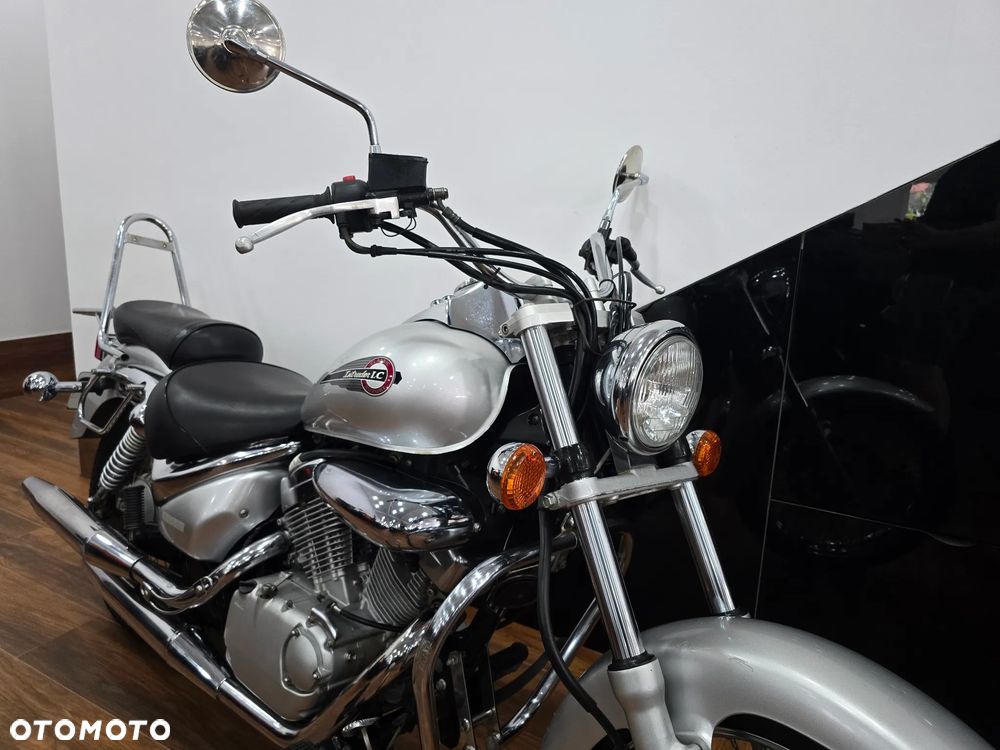 Suzuki Intruder - 11
