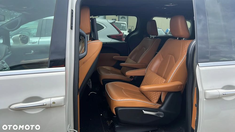 Chrysler Pacifica - 4